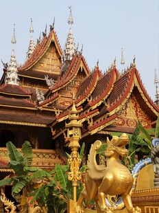 东南亚风格寺庙与金色雕塑