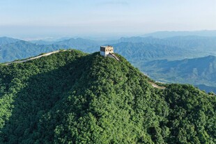 俯瞰巍峨长城与青山