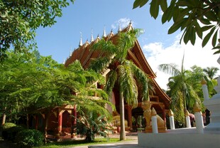 东南亚风格建筑绿树环绕