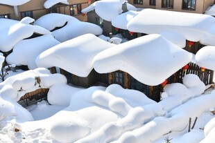 雪覆村庄冬日静谧美景