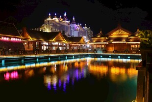 梦幻城堡夜景湖畔风光