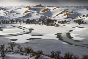 冬日雪覆山丘美景