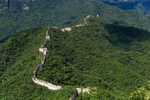 俯瞰蜿蜒于青山间的长城