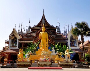 泰国寺庙前的金色佛像