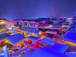 雪夜古镇灯火璀璨夜景
