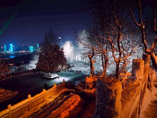 冬日夜景下的河岸风光