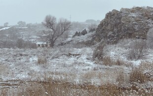 雪覆山丘的冬日荒野景观