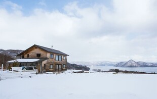 雪覆木屋静谧山间景致