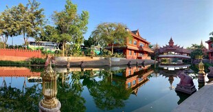 中式古建倒影于静谧湖面