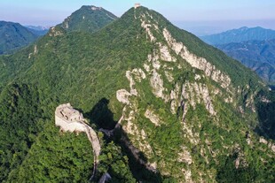 巍峨青山绿意盎然的峰景