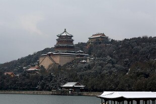 雪后湖畔的巍峨古建筑