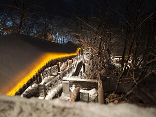 雪夜中发光的蜿蜒雪道