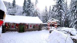 雪覆山村小屋的冬日美景
