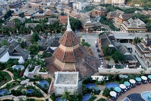 俯瞰独特建筑与周边景观