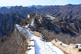 冬日雪覆下的壮美长城