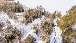 冬日山林雪景俯瞰图