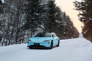 雪地中的蓝色炫酷汽车