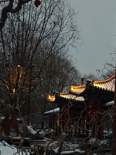 雪后古建夜景静谧之美