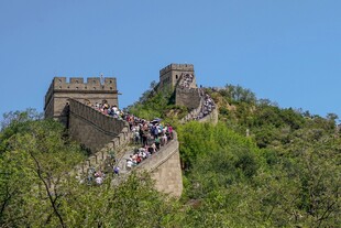 游客攀登雄伟壮观的长城