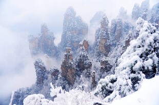 雪覆山峦美景