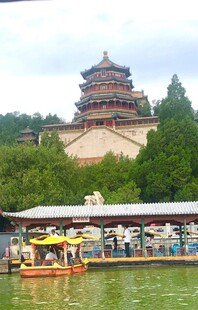 湖畔古建筑前的游船景象