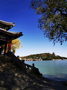 湖畔古亭秋日湖光山色