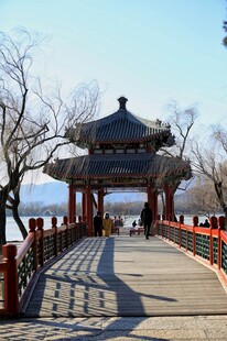湖畔古亭冬日静谧美景