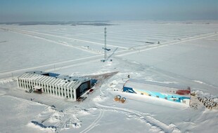 雪地中的建筑设施景观