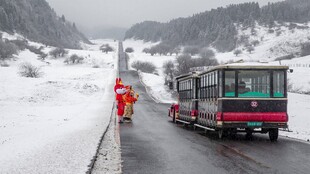 雪地中工作人员与有轨电车