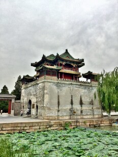 古建亭阁伴荷塘美景