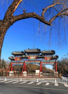 中式牌坊下的开阔街景