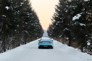 冬日雪路中的复古汽车