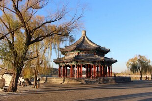 古典凉亭于开阔景致中