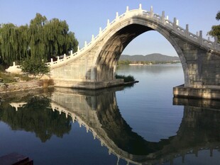 石拱桥映于碧水蓝天间
