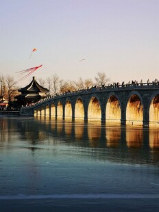 夕阳下的古桥与水面美景