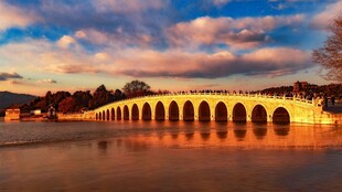 夕阳下的古桥美景