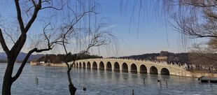 冬日河畔的长桥风景