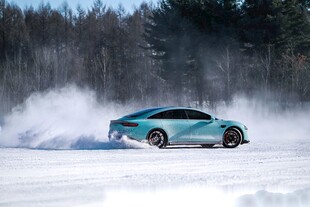 雪地中的炫酷蓝色跑车