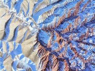 冬日山峦雪景俯瞰图