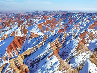 雪覆丹霞地貌壮丽景观