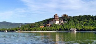 湖畔山丘上的古老建筑