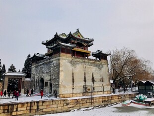 冬日雪景中的古老城楼