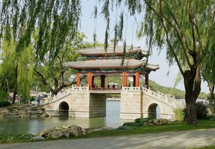 中式古桥楼阁湖畔美景