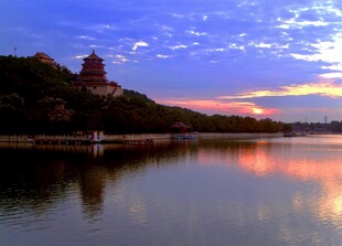 湖畔古塔映晚霞