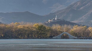湖畔远山白塔秋日美景