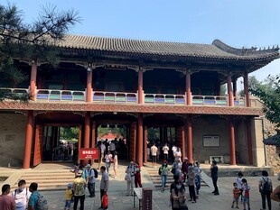 中式古建筑前的热闹场景