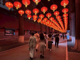 红灯笼下的热闹街道