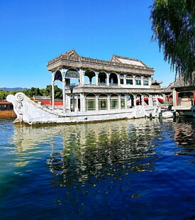 水上中式游船风景如画