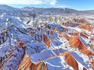 雪覆丹霞地貌壮丽景观