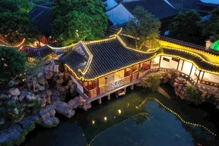 古雅夜景中的中式水上建筑
